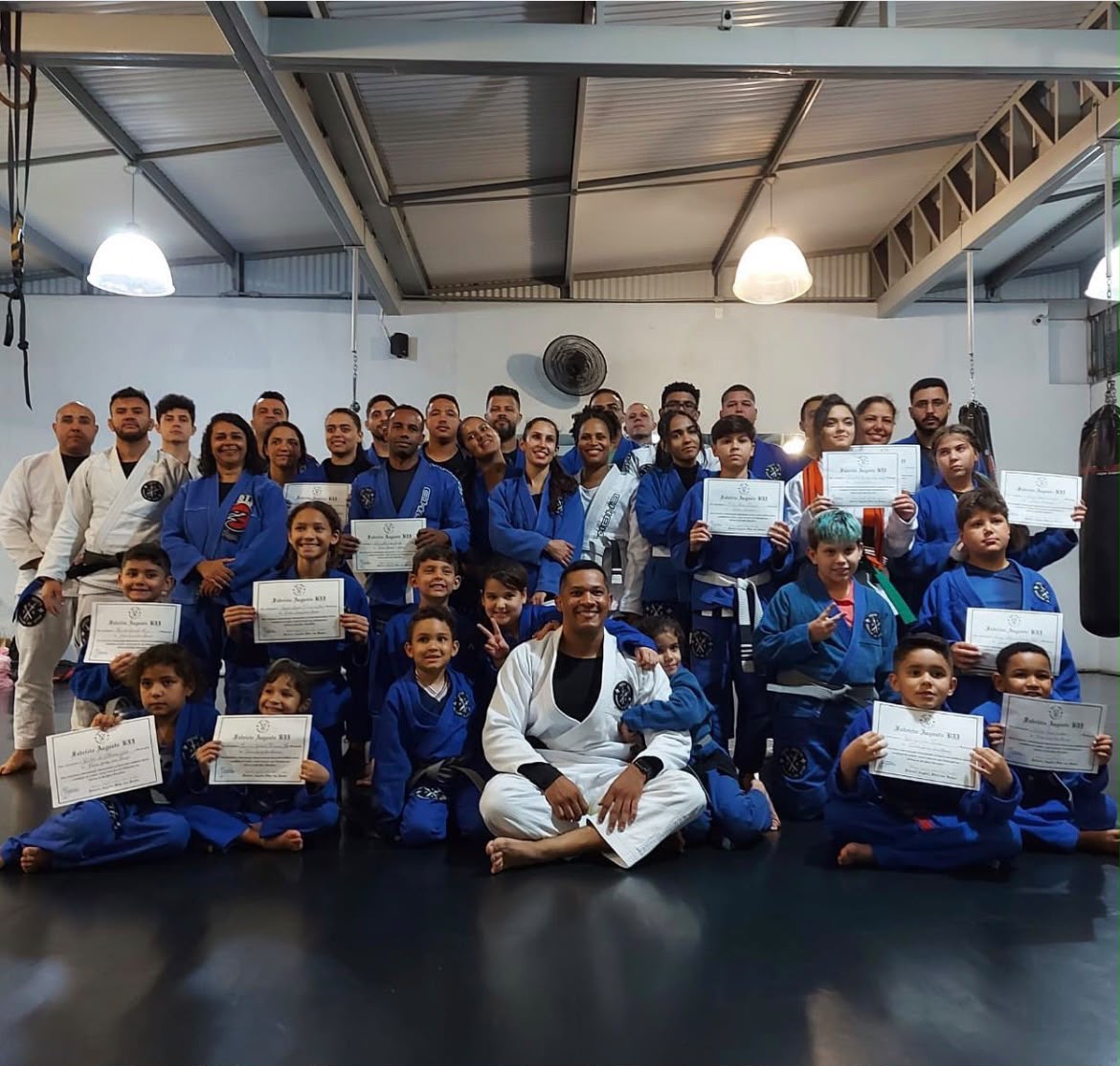 Turma de Jiu-Jitsu em cerimônia de graduação na Academia Mergulho