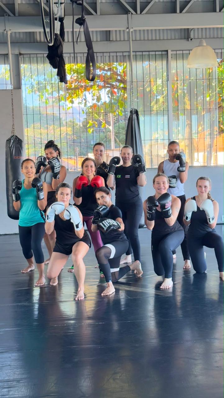Turma feminina de Muay Thai na Academia Mergulho