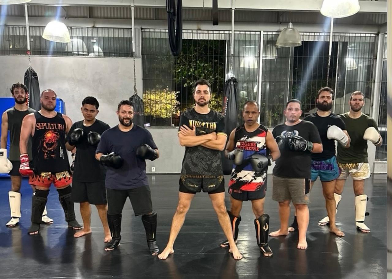 Turma de Muay Thai na Academia Mergulho